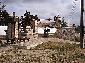 Esculturas na entrada da povoação