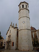 Torre y fachada de la iglesia.