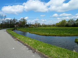 De Euvelgunnerweg volgt de loop van de oude Hunze (richting Euvelgunne)