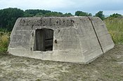 Op het dak van de kazerne een betonnen basis voor een Duitse radarinstallatie