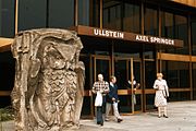 Entrada principal del edificio sede de Axel Springer en Berlín Occidental, 1977, con la escultura del búho de Fritz Klimsch