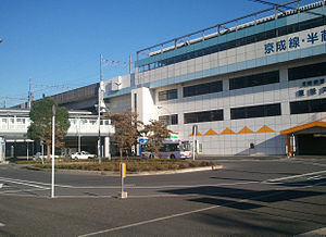 夾在北總鐵道站房與JR站房間的東松戶車站站前廣場（2012年9月）