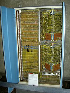 יחידת זיכרון ליבה של מחשב IBM-7040. השלט בתצוגה מספר שביחידה 32 קילובייט זיכרון