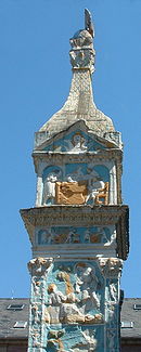 Photographie en couleurs de la copie peinte d'un monument antique.