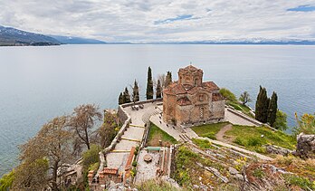 L'église Saint-Jean de Kaneo surplombant le lac d'Ohrid, dans la ville du même nom, en Macédoine. (définition réelle 5 289 × 3 213)