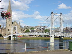 Puente para peatones sobre el río Ness.