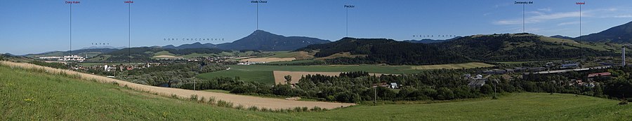 Widok z wzgórz w miejscowości Istebné na dolinę Orawy i Góry Choczańskie
