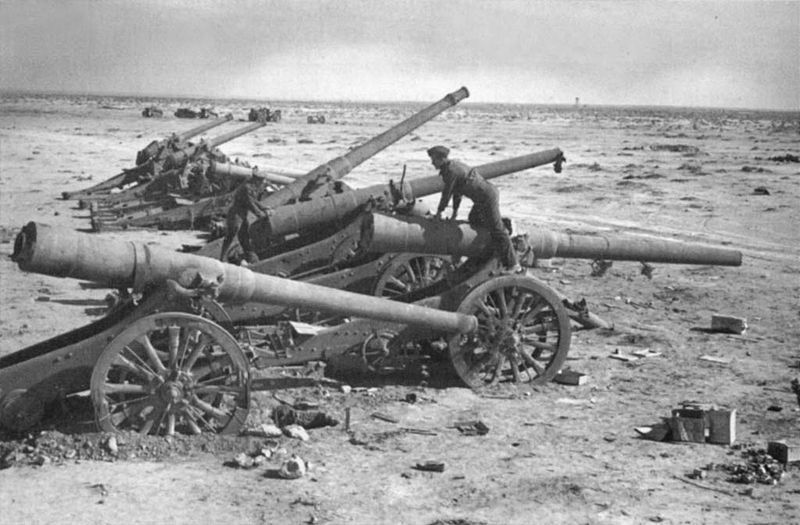 File:Italian battery of 149-35 and 120-25 guns captured by the British.jpg