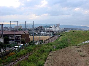 架線が撤去された阪和貨物線（2009年8月28日） 後に線路は踏切部分を除き順次撤去された。