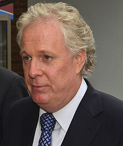 Jean Charest, premier ministre du Québec. Son parti est relégué à l'opposition lors de l'élection québécoise du 4 septembre 2012 au cours de laquelle Pauline Marois et le Parti québécois prennent le pouvoir avec un gouvernement minoritaire. (définition réelle 2 639 × 2 940)