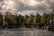 De Katterug, een brug over de Hugo de Grootgracht, gezien naar de Kostverlorenvaart; oktober 2013.