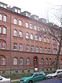 Mietshaus in geschlossener Bebauung mit Vorgarten