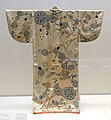 白綸子地花車文様小袖 18世紀 東京国立博物館蔵