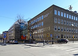 Till vänster: Vallgossen 11, närmast den äldre byggnaden från 1946. Till höger: Tjället 9 från 1966, punkthuset bakom byggnaden hör inte till skolan.