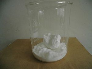 Blankaj kristaloj de hidrarga (II) klorido, antaŭaĵo de la hidrarga (II) fosfato