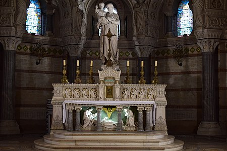 La Mort de saint Joseph (1885), groupe en marbre au pied de l'autel, Lyon, basilique Notre-Dame de Fourvière.