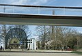 Luik, huisje achter het glas in Parc de la Boverie bij de nieuwe brug