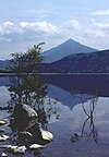 Sườn dốc đối xứng của ngọn núi nơi diễn ra Thí nghiệm Schiehallion, nhìn từ hồ Loch Rannoch