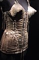 Maniquí con el corsé cónico diseñado por Jean Paul Gaultier