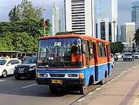 Bus MetroMini melintasi jembatan Dukuh Atas. (2016)