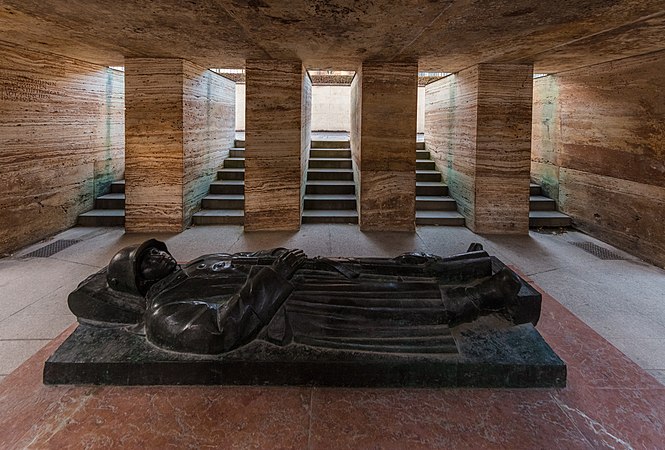 图为德国慕尼黑王宫花园内的战争纪念碑（英语：Kriegerdenkmal im Hofgarten (Munich)），用以纪念第一次世界大战中阵亡的慕尼黑军人。