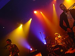 Muse na koncerte v Toronte (apríl, 2004). Zľava doprava: Matthew Bellamy, Dominic Howard a Christopher Wolstenholme.