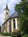 Kirche (mit Ausstattung) und Kirchhof mit sechs Soldaten- bzw. Kriegsgräbern des Zweiten Weltkrieges, dem Grabmal für den Pfarrer Hermann Mulert, dem Erbbegräbnis mit Gruft der Familie des Besitzers der Wiesenmühle (Miesenmühle) Willy Lehmann sowie Einfriedungsmauer und Lutherbuche