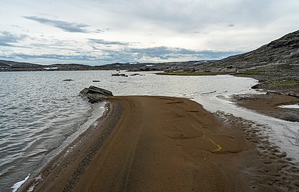 Sandstrand på Niennajávrres norra sida.