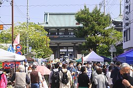 日泰寺縁日における山門前の賑わい （2021年（令和3年）4月）