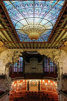 Estrade, orgues et coupole du Palais de la musique catalane à Barcelone (Espagne). (définition réelle 1 833 × 2 757*)