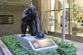 “The Kneeling Fireman” (Der kniende Feuerwehrmann), in East 43rd Street Ecke ist den Feuerwehrleuten, Polizeibeamten und Rettungsdiensten gewidmet, die am 11. Sept. 2001 im Dienst waren.