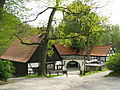 Lochbauernhof mit Wohnstallhaus (Umgebinde), Seitengebäude und Scheune sowie Einfriedung mit Toreinfahrt