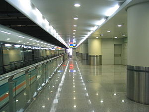 푸둥 국제공항 역의 상하이 자기부상 시범운행선 플랫폼.