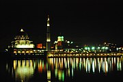 Pejabat Jabatan Perdana Menteri dan Masjid Putra ketika waktu malam.