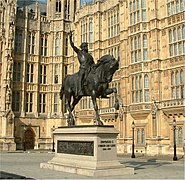 Escultura ecuestre de Ricardo I de Inglaterra blandiendo su espada delante del Palacio de Westminster en Londres.