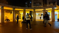 凌晨时分，多名防暴警员跑入广明苑制服一人，并举起胡椒喷雾驱赶摄影记者