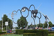 Kunstwerken 'Roundabout Us' en 'Fierljepper' ter hoogte van Philips