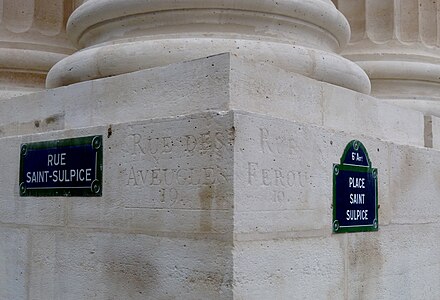 Ancien marquage gravé de la Rue des Aveugles sur l'église Saint-Sulpice.