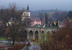 železniční viadukt a kostel