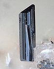 Prismatischer Samsonitkristall mit deutlicher Längsstreifung (Sichtfeld 0,8 mm)