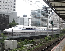 Vorbeifahrender Shinkansen