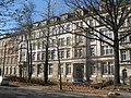 Verwaltungsgebäude und Mietshaus (zwei Hausnummern) in geschlossener Bebauung mit Vorgarten