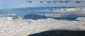 富士山から望む雲海に浮かぶ天子山地 左からその最高峰の毛無山、雨ヶ岳、竜ヶ岳、本栖湖、遠景は赤石山脈（2018年7月3日撮影）