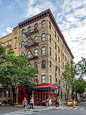 The Greenwich Village building, 90 Bedford Street, used as the friends' apartment block in establishing shots The House used in Friends (48072768102).jpg