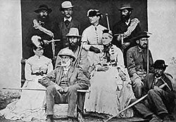 Хорас Уокър със семейството си (с голямата брада, седнал зад мъжа на преден план)