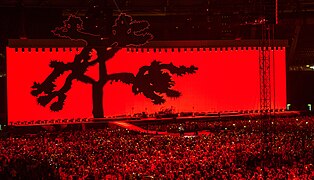 L'écran vidéo du Joshua Tree Tour 2017 avec la silhouette du Joshua Tree lors du concert à Rome, le 16 juillet 2017.