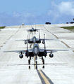 Decollo di aerei F-15E Strike Eagle