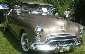 '49 Oldsmobile Futuramic 98 (Auto classique Laval '10).jpg