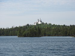 Golgotské jezero, v pozadí vrch Golgota