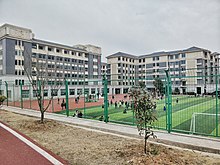 南京师大附中树人学校操场及建筑，左侧为行政楼，右侧为教学楼。